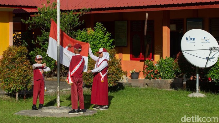 Sejumlah siswa melakukan upacara bendera di SDN 005 Lembah Rewak, Jemaja, Anambas, Senin (4/11/2024).