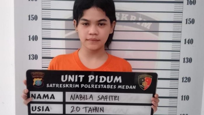 Selebgram Medan Nabila Safitri saat diamankan petugas kepolisian.