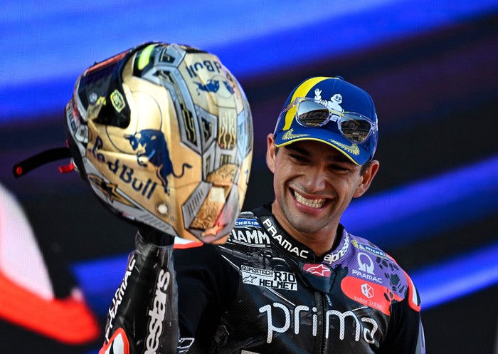 MotoGP - Solidarity Grand Prix of Barcelona - Circuit de Barcelona-Catalunya, Barcelona, Spain - November 17, 2024 Prima Pramac Racings Jorge Martin celebrates on the podium with teammates after winning the MotoGP World Championship REUTERS/Pablo Morano