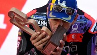 Bagnaia telah melakukan segalanya untuk memperkecil ketertinggalan dalam perebutan gelar, dengan kemenangan di grand prix terakhir yang ke-11 musim ini, tetapi 32 podium Martin di seluruh sprint dan balapan membuatnya meraih gelar dengan selisih 10 poin.