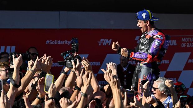 MotoGP - Solidarity Grand Prix of Barcelona - Circuit de Barcelona-Catalunya, Barcelona, Spain - November 17, 2024 Prima Pramac Racing's Jorge Martin celebrates on the podium with teammates after winning the MotoGP World Championship REUTERS/Pablo Morano