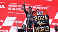 Martin merayakan kemenangannya di podium.