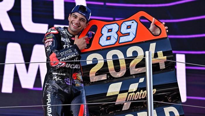 MotoGP - Solidarity Grand Prix of Barcelona - Circuit de Barcelona-Catalunya, Barcelona, Spain - November 17, 2024 Prima Pramac Racings Jorge Martin celebrates on the podium with teammates after winning the MotoGP World Championship REUTERS/Pablo Morano