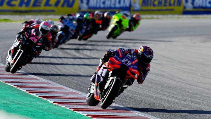 MotoGP - Solidarity Grand Prix of Barcelona - Circuit de Barcelona-Catalunya, Barcelona, Spain - November 17, 2024 Prima Pramac Racing's Jorge Martin celebrates on the podium with teammates after winning the MotoGP World Championship REUTERS/Pablo Morano