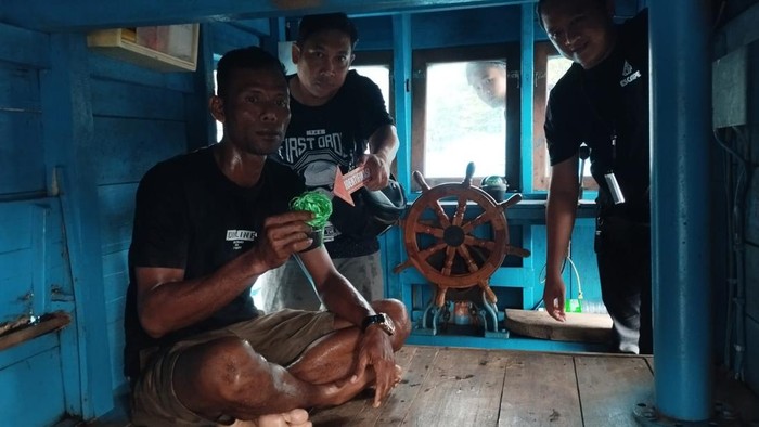 Seorang nelayan inisial N, warga Kijang, Bintan, Kepri diamankan polisi karena bercanda ingin bunuh diri saat live TikTok. (Dok Polres Bintan)