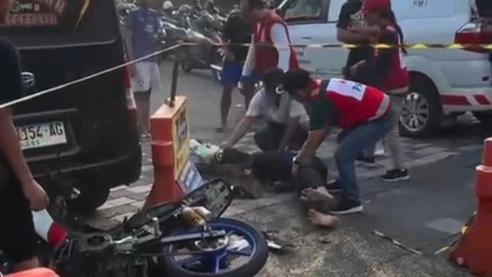 Seorang penonton nyaris tewas tertabrak pebalap road race di Jembrana, Bali, Minggu (17/11/2024).
