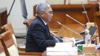Sering kali pimpinan menganggap bahwa merasa tidak perlu ketemu. Terutama pimpinan di level KPK. Menganggap mungkin karena levelnya sudah terlalu tinggi, tidak mau bertemu dengan Jaksa Agung, tidak mau ketemu Kapolri, merasa yang perlu bertemu adalah level deputi, kata Setyo dalam paparannya. 
