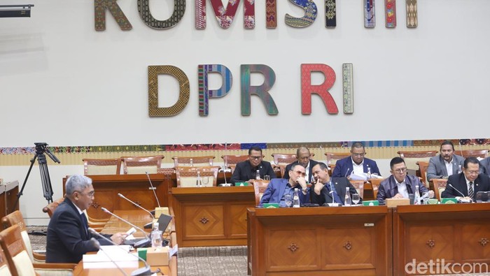 Uji kelayakan dan kepatutan calon pimpinan (capim) KPK oleh Komisi III DPR dimulai. Capim KPK yang pertama diuji adalah Irjen Kementan, Setyo Budiyanto.