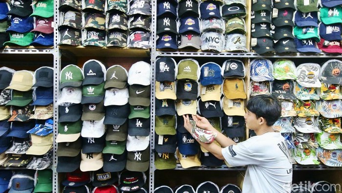 Siap-siap! PPN Naik 12% Tahun Depan Suasana aktifitas jual beli di kawasan Pasar Tanah Abang, Jakarta Pusat, Senin (18/11/2024). Tarif Pajak Pertambahan Nilai akan naik menjadi 12 mulai 1 Januari 2025. Hal itu berdasarkan Undang-undang Nomor 7 Tahun 2021 tentang Harmonisasi Peraturan Perpajakan.