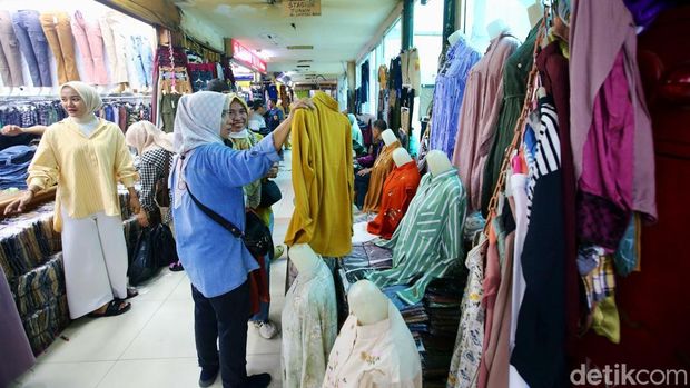 Suasana aktifitas jual beli di kawasan Pasar Tanah Abang, Jakarta Pusat, Senin (18/11/2024). Tarif Pajak Pertambahan Nilai akan naik menjadi 12 mulai 1 Januari 2025. Hal itu berdasarkan Undang-undang Nomor 7 Tahun 2021 tentang Harmonisasi Peraturan Perpajakan.