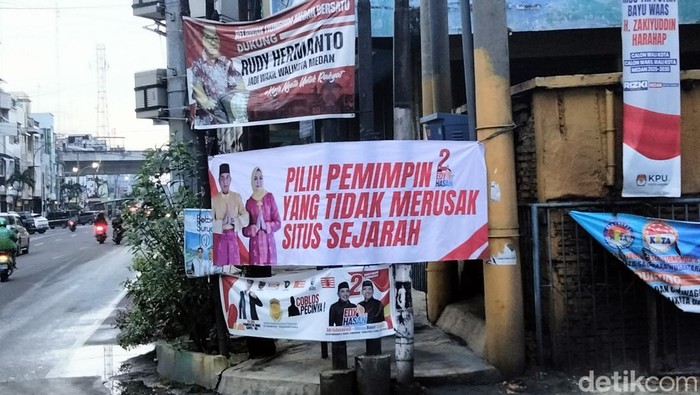Spanduk Pilih Pemimpin yang Tidak Merusak Situs Sejarah Mejeng di Medan (Foto: M. Hasbi Fauzi)