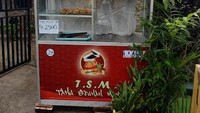 Tahu Jeletot TSM di Cimanggu Barata, Tanah Sereal bisa menjadi tempat jajan tahu pedas enak di Bogor. Tahu jeletot di sini dibanderol harga Rp 2.500 dengan ukuran yang besar. Rasanya juga nikmat lho! Foto: Google Review