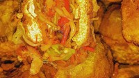 Tahu jeletot yang pedasnya bikin nagih juga ada di kawasan Palmerah, Jakarta Barat. Namanya Tahu Jeletot Bude Mar, sajian tahu jeletot buatannya tampak menggugah selera dengan isi sayuran dan sambal rawit yang super pedas. Foto: Google Review