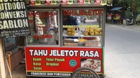 Tahu Jeletot Rasa di Bekasi, Jawa Barat juga bisa kamu jadikan pilihan untuk jajan. Lokasinya ada di Jalan Dasa Darma, gerobaknya sederhana dengan warna merah mencolok. Untuk varian rasanya tak hanya original, tapi ada sosis, bakso, telur puyuh, dan ayam. Foto: Google Review