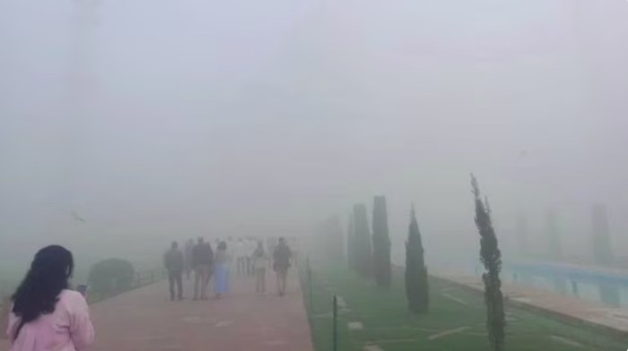 Taj Mahal menghilang di balik kabut asap