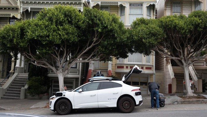 A customer exits a Waymo driverless taxi in San Francisco, California, U.S., September 28, 2024. REUTERS/Laure Andrillon