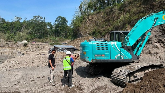 Penggerebekan tambang ilegal di Klaten.