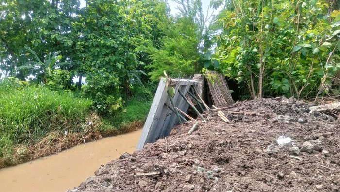 tanggul banjir madiun