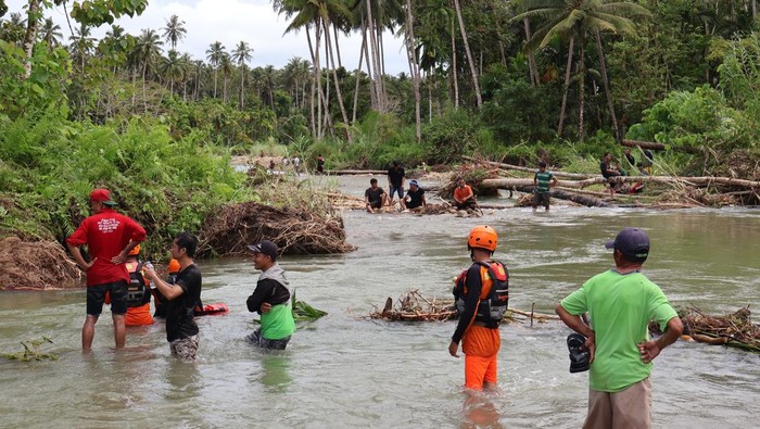 Teks foto: Basarnas saat mencari para korban hanyut. Foto: Basarnas Nias