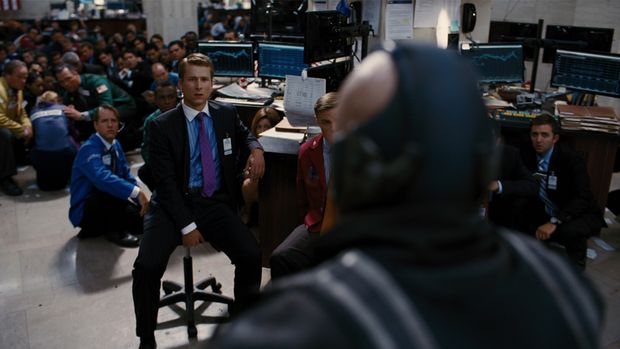 Cuplikan adegan Glen Powell di The Dark Knight.