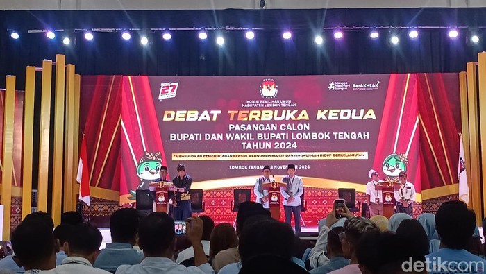 Tiga paslon bupati-wakil bupati Lombok Tengah saat mengikuti debat kedua Pilbup Lombok Tengah di GOR Poltekpar Lombok, Senin (18/11/2024). (Foto: Edi Suryansyah/detikBali)