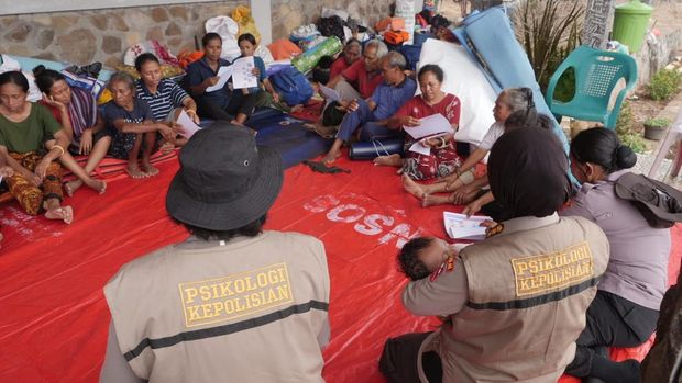 Tim pemulihan trauma (trauma healing) Polri mendampingi korban erupsi Gunung Lewotobi Laki-laki di Flores Timur