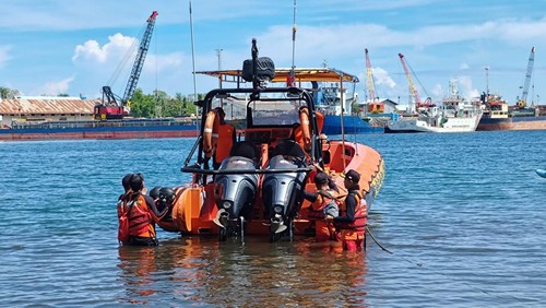 Tim SAR Mataram saat mengevakuasi nelayan yang tewas di perairan Desa Bugis, Pulau Medang, Kecamatan Labuhan Badas.  pada Senin (18/11/2024). (Foto: Dok. SAR Mataram)