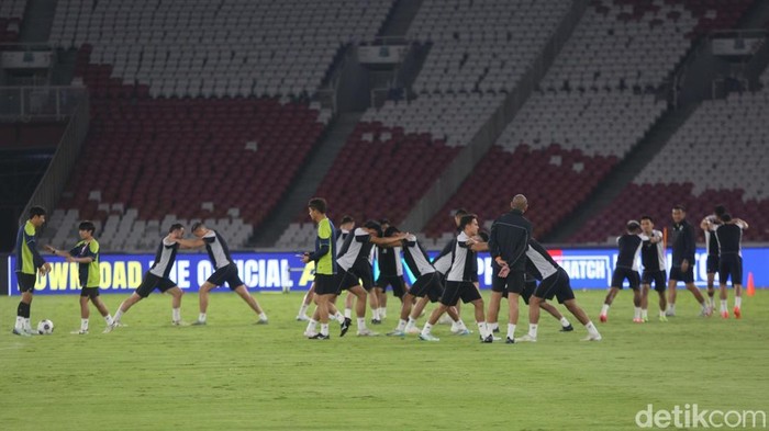 Pesepak bola Timnas Indonesia menjalani sesi latihan resmi di Stadion Utama Gelora Bung Karno, Senayan, Jakarta, Senin (18/11/2024). Latihan resmi tersebut merupakan persiapan Timnas Indonesia yang bertanding melawan Timnas Arab Saudi dalam laga lanjutan putaran ketiga kualifikasi Piala Dunia 2026 zona Asia pada Selasa (19/11).