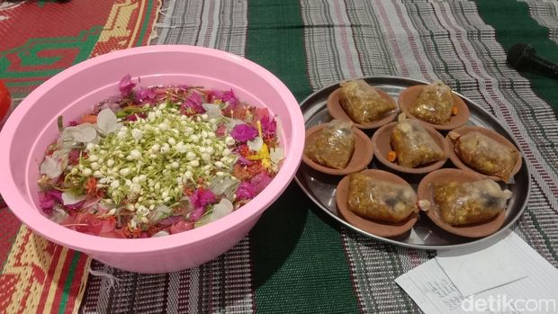 Tradisi memitu di Indramayu.
