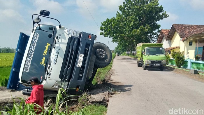 Truk terguling masuk sawah di jalan Gatak-Ngawen, Kabupaten Klaten, Senin (18/11/2024) pagi.
