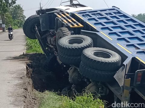 Truk terguling masuk sawah di jalan Gatak-Ngawen, Kabupaten Klaten, Senin (18/11/2024) pagi.