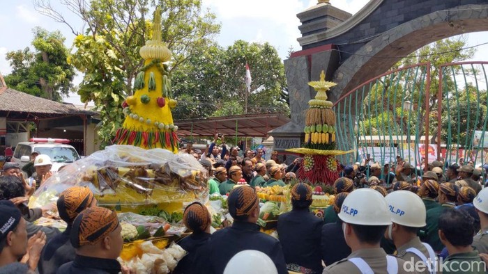 Tumpeng agung menjadi rebutan ratusan warga pada momen upacara adat Bersih Nagari, Hari Jadi ke-819 Tulungagung