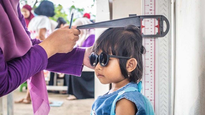 A child is measured during a child stunting prevention program at an integrated services post (POSYANDU) at Perum Panorama Asri in Kalongan Village, Ungaran, Central Java Province, Indonesia, on November 16, 2024. Based on data from the National Population and Family Planning Agency (BKKBN) Indonesia as of June 2024, the measurement of children under five years in Central Java reaches 1.4 million children. This is achieved through simultaneous interventions to prevent stunting, which reach 98% for both measurements of Balita (children under five years) and pregnant women. (Photo by WF Sihardian/NurPhoto via Getty Images)