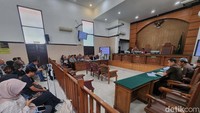 Kuasa hukum meminta pengadilan menggugurkan status tersangka atas Thomas Lembong dalam kasus dugaan korupsi impor gula tahun 2015-2016.  