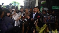 Ari menyebut ada sejumlah kesalahan dalam menetapkan Tom Lembong sebagai tersangka hingga ditahan. Pertama, Ari menyebut Kejagung tidak memberikan kesempatan kepada Tom Lembong untuk menunjuk pengacaranya sendiri saat ditetapkan tersangka. Dia juga menyebut penetapan tersangka terhadap Tom Lembong tidak didasarkan pada bukti permulaan yang cukup.  