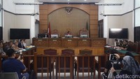 Tim kuasa hukum Thomas Lembong membacakan secara bergantian berkas gugatan praperadilan di Pengadilan Negeri Jakarta Selatan, Jl Ampera Raya, Senin (18/11/2024).  