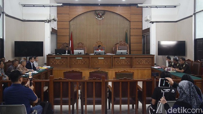 Sidang praperadilan yang diajukan Tom Lembong digelar di PN Jakarta Selatan, Senin (18/11/2024). Tom Lembong minta PN Jaksel menggugurkan status tersangkanya.