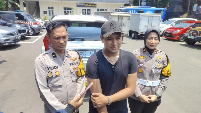 Viral Mitsubhisi Pajero pakai lampu tembak