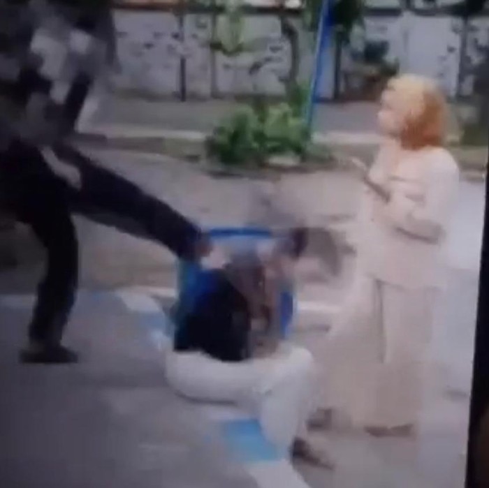 viral remaja di gresik ditendang dan dijambak