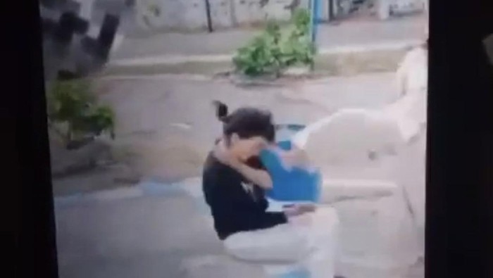 viral remaja di gresik ditendang dan dijambak