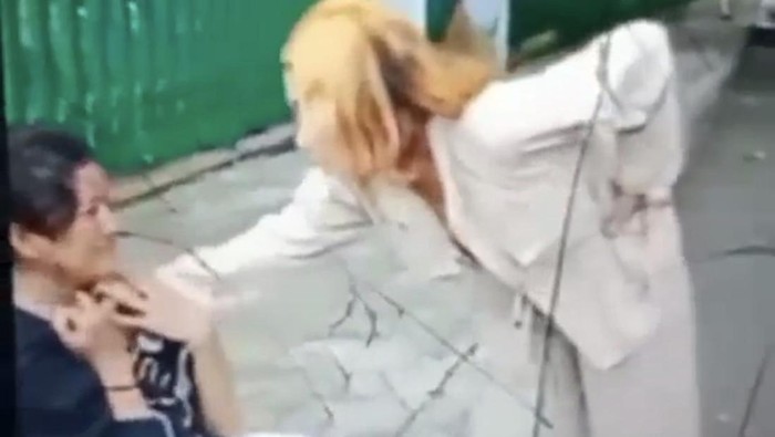 viral remaja di gresik ditendang dan dijambak