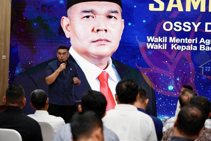 Wakil Menteri Agraria dan Tata Ruang/Wakil Kepala Badan Pertanahan Nasional (Wamen ATR/Waka BPN) Ossy Dermawan mengunjungi Kantor Pertanahan (Kantah) Kabupaten Gresik, Provinsi Jawa Timur.