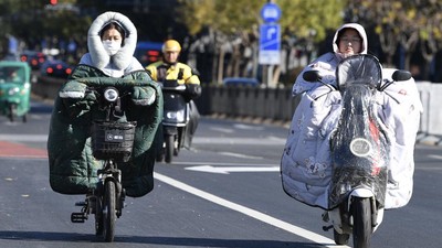 Warga Beijing Menggigil Hadapi Gelombang Dingin
