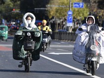 Warga Beijing Menggigil Hadapi Gelombang Dingin