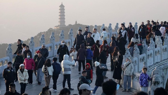 BEIJING, CHINA - NOVEMBER 17: People visiting the Palace Museum are heavily clad as temperatures drop on November 17, 2024 in Beijing, China. Beijing issued a blue alert for a cold wave on November 15 as the Beijing Meteorological Observatory expects that the night of November 17 will drop to -2 C. (Photo by Wang Xin/VCG via Getty Images)