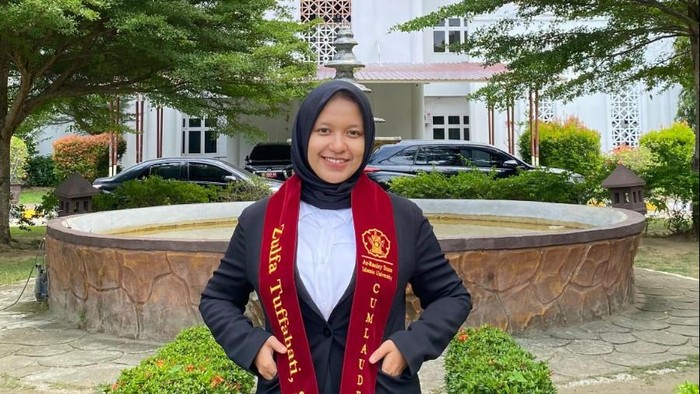 Zulfa Tuffahati, mahasiswa program studi Ilmu Perpustakaan Fakultas Adab dan Humaniora, Universitas Islam Negeri (UIN) Ar-Raniry Banda Aceh lulus tanpa skripsi