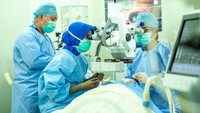Dokter bersiap melakukan operasi mata juling di RS Mata JEC Kedoya, Jakarta. Operasi ini merupakan bagian dari program Bakti Sosial Operasi Mata Juling JEC.  