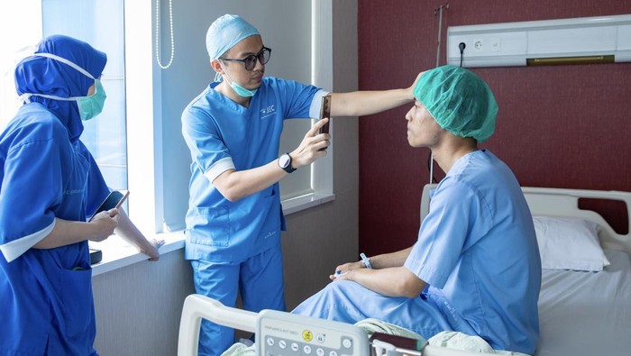 Dokter bersiap melakukan operasi mata juling di RS Mata JEC Kedoya, Jakarta. Operasi ini merupakan bagian dari program Bakti Sosial Operasi Mata Juling JEC.