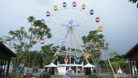 Pengunjung menikmati suasana asri di WoodLand, CitraLand Cibubur, Selasa (19/11/2024).