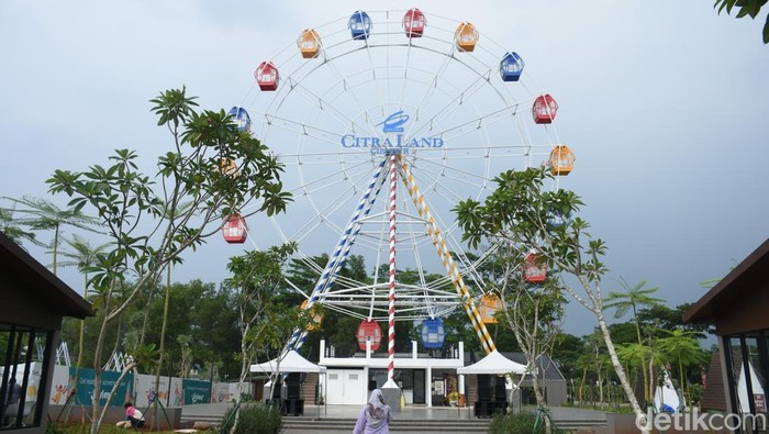 Ada Bianglala Raksasa di Cibubur, Ini Potretnya WoodLand Cibubur menjadi destinasi baru untuk rekreasi dan kuliner keluarga. Ferris Wheel setinggi 31 meter siap jadi daya tarik utamanya.